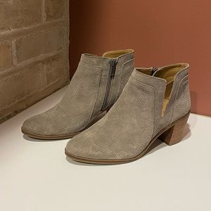 Lucky Brand LP-Ponic Women’s 8.5M taupe grey side zip heeled ankle booties